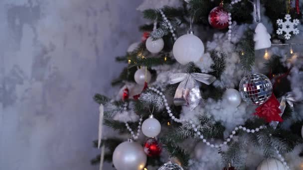 Árvore Natal Decorada Quarto Árvore Coníferas Com Bugigangas Brancas Vermelhas — Vídeo de Stock