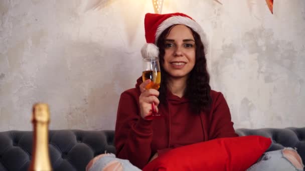 Ung Kvinna Jultomten Hatt Med Glas Champagne Sitter Soffan Rummet — Stockvideo