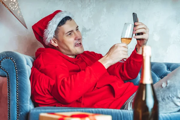 Homem Bonito Jovem Chapéu Papai Noel Com Copo Champanhe Condução — Fotografia de Stock