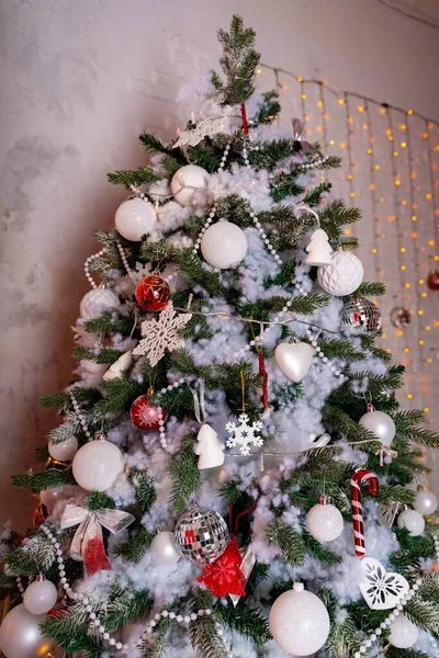 Árbol Navidad Decorado Habitación Árbol Coníferas Con Adornos Blancos Rojos —  Fotos de Stock