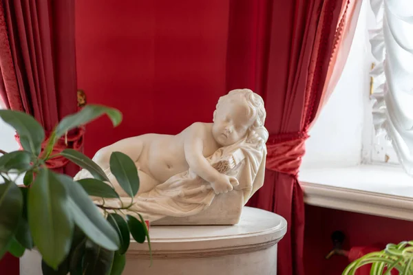 Скульптура Ангела Музее Крупный План Белой Скульптуры Ребенка Фоне Красной — стоковое фото
