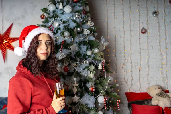 Mladá Žena Klobouku Santa Clause Sklenicí Šampaňského Stojící Vánočního Stromku — Stock fotografie