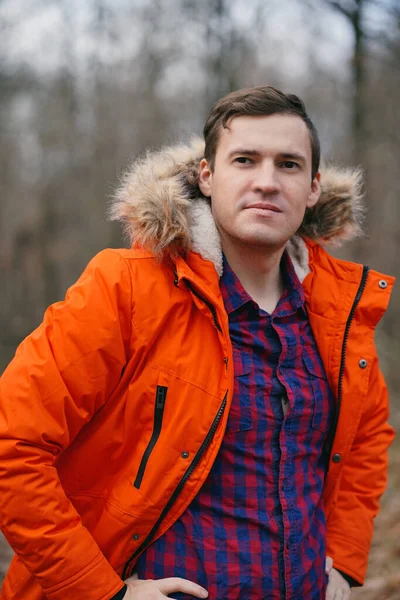 Retrato Joven Con Chaqueta Naranja Caminando Bosque Otoño Hombre Adulto — Foto de Stock