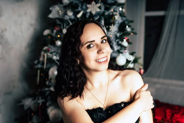 Retrato Morena Encantadora Vestido Preto Perto Árvore Natal Mulher Atraente — Fotografia de Stock