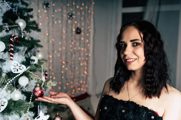 Retrato Morena Encantadora Vestido Negro Cerca Del Árbol Navidad Mujer —  Fotos de Stock