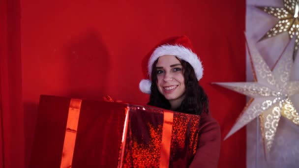 Mujer Joven Sombrero Santa Claus Tiene Gran Regalo Pie Cerca — Vídeo de stock