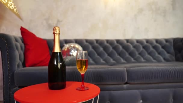 Gros Plan Bouteille Coupe Champagne Sur Petite Table Près Canapé — Video