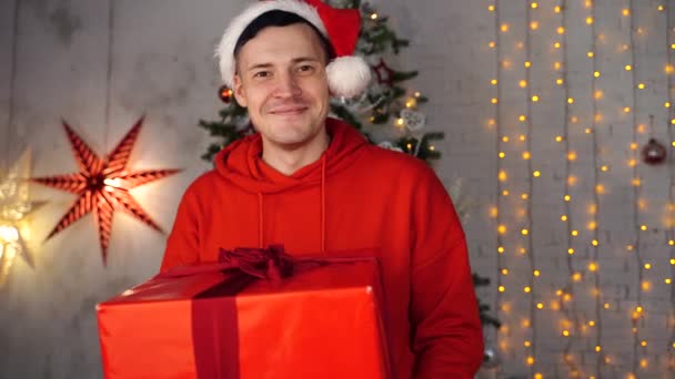 Homem Bonito Jovem Santa Claus Chapéu Dançando Com Grande Presente — Vídeo de Stock