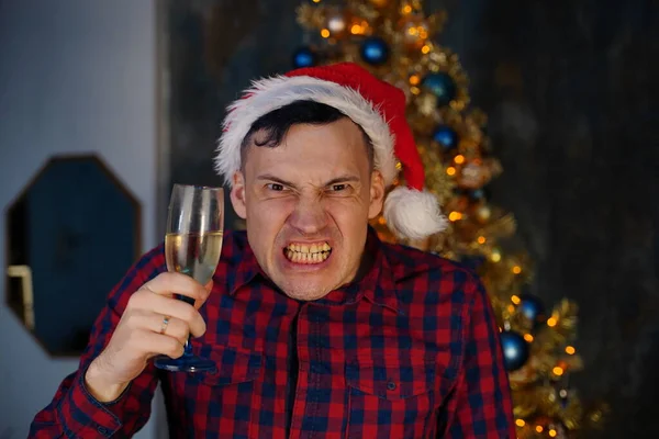 Homem Louco Chapéu Santa Com Copo Champanhe Contorce Rosto Fundo — Fotografia de Stock