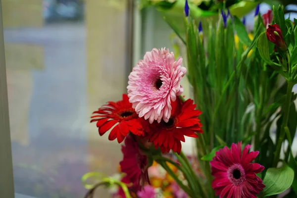 Ramos Varias Flores Mostrador Hermosas Flores Frescas Floristería — Foto de Stock