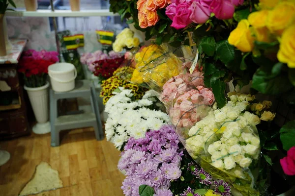 カウンターの上に様々な花の花束 花屋の店で新鮮な美しい花 — ストック写真