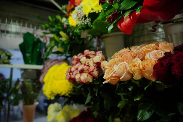 カウンターの上に様々な花の花束 花屋の店で新鮮な美しい花 — ストック写真