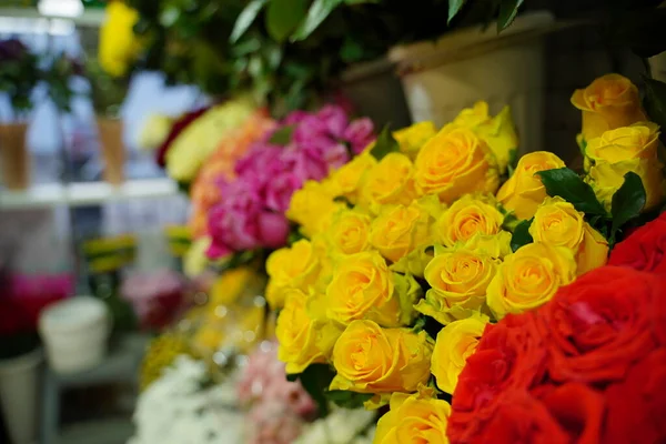 カウンターの上に様々な花の花束 花屋の店で新鮮な美しい花 — ストック写真