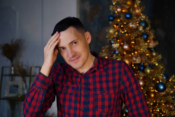 Mladý Pohledný Muž Kostkované Košili Pozadí Vánočního Stromečku Dospělý Atraktivní — Stock fotografie