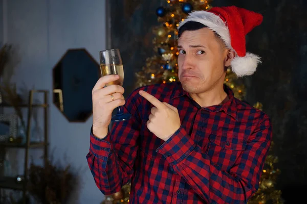 Jovem Papai Noel Com Copo Champanhe Fundo Árvore Natal Homem — Fotografia de Stock