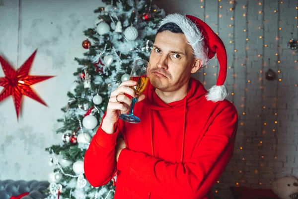 Jovem Papai Noel Com Copo Champanhe Fundo Árvore Natal Homem — Fotografia de Stock
