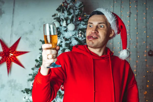 Joven Sombrero Santa Con Copa Champán Fondo Del Árbol Navidad — Foto de Stock