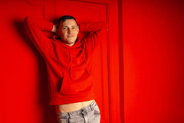 Jeune Bel Homme Posant Près Mur Rouge Attrayant Mâle Sweat — Photo