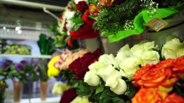 Tezgahta çeşitli çiçeklerden buketler var. Çiçekçide taze çiçekler..
