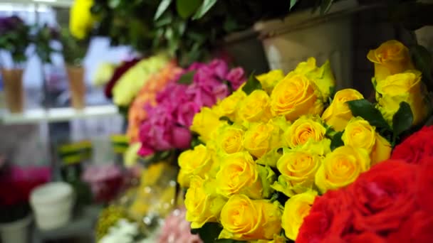 Bouquets Diverses Fleurs Sur Comptoir Belles Fleurs Fraîches Dans Boutique — Video