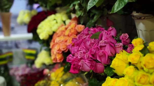Különböző Virágcsokrok Pulton Friss Gyönyörű Virágok Virágüzletben — Stock videók