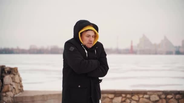 Νεαρός Παγωμένος Άντρας Μαύρο Μπουφάν Πηδάει Από Κρύο Στέκεται Στο — Αρχείο Βίντεο