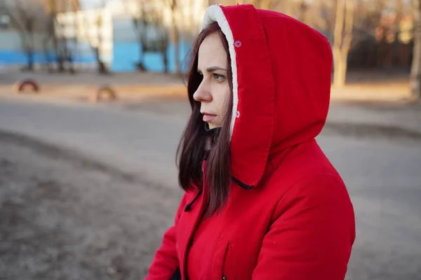 Retrato Jovem Mulher Capuz Vermelho Casaco Rua Adulto Sério Fêmea — Fotografia de Stock