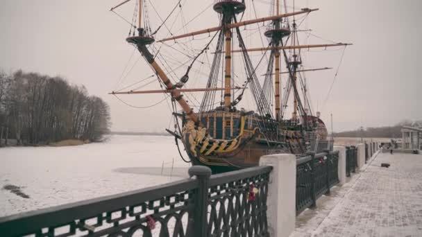 Zbliżenie drewnianego pancernika marynarki w sezonie zimowym. Historyczny statek na lodzie zimą. — Wideo stockowe