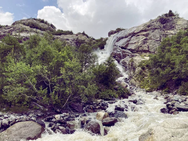 Cachoeira Dia Verão Natureza Corrente Água Rápida Caindo Rochas Contra — Fotografia de Stock