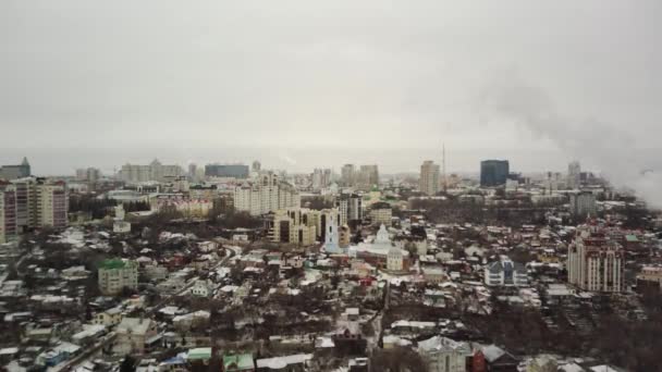 Vista aérea de la ciudad en temporada de invierno. Vista de aves de la ciudad en invierno. — Vídeo de stock