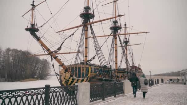 Zbliżenie drewnianego pancernika marynarki w sezonie zimowym. Historyczny statek na lodzie zimą. — Wideo stockowe