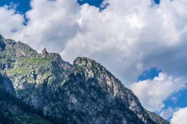 Yazın harika bir dağ manzarası. Bulutlu havada kudretli dağlar