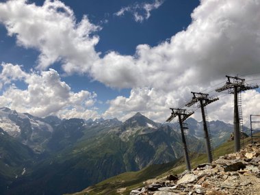 Dağlardaki kabloyu kapatın. Bulutlu havada bankları olan modern bir yol.