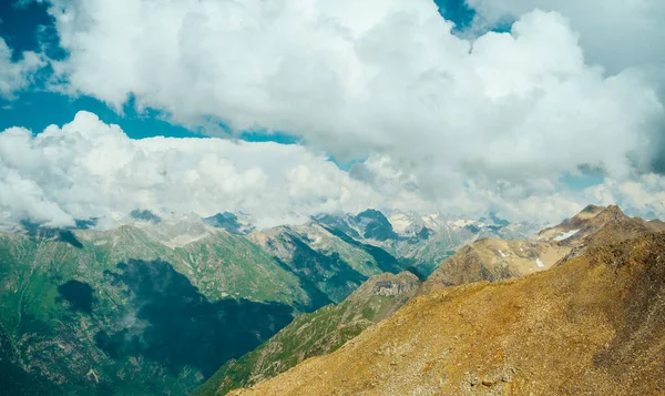 Amazing Mountain Landscape Summertime Mighty Mountains Cloudy Weather — Stock Photo, Image