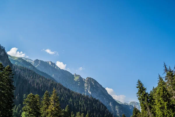 Yazın harika bir dağ manzarası. Bulutlu havada kudretli dağlar