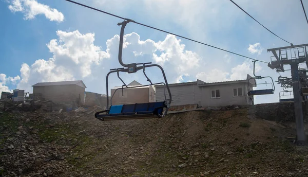 Moderne Seilbahn Mit Bänken Atemberaubendem Bergigem Gelände — Stockfoto