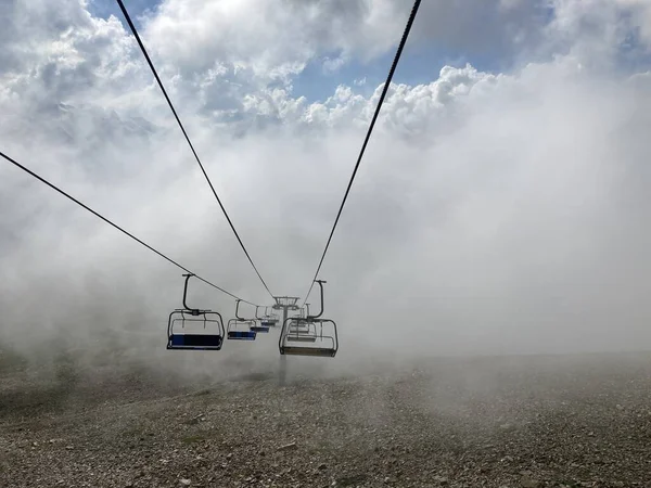 Nahaufnahme Einer Leeren Seilbahn Den Bergen Moderne Seilbahn Mit Bänken — Stockfoto