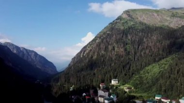 Dağlık ve ağaçlık alanlardaki köyün havadan görünüşü. Yaz aylarında kırlara kuşbakışı bakmak.