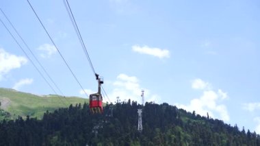 Yaşlı araba güneşli havada teleferik boyunca hareket eder.