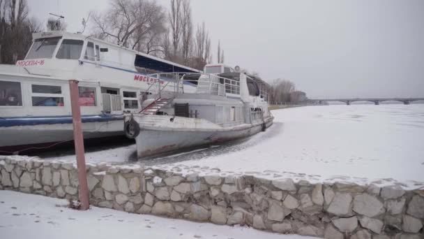 Close Navios Motor Atracados Temporada Inverno Barcos Grandes Gelo Perto — Vídeo de Stock