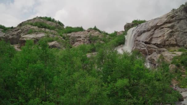 Cascade Jour Été Dans Nature Ruisseau Eau Rapide Tombant Des — Video