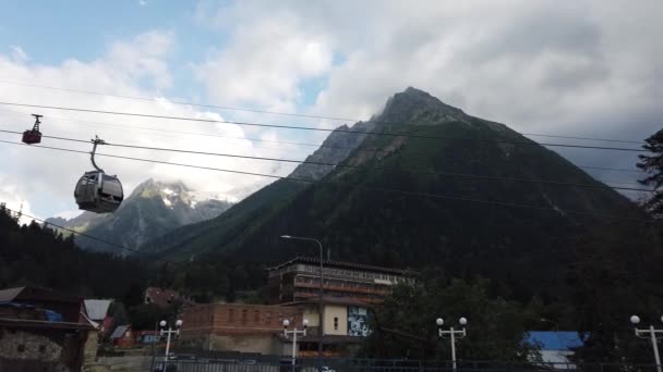 Vecchio Vagone Muove Lungo Funivia Nel Villaggio Montagna Durante Tempo — Video Stock