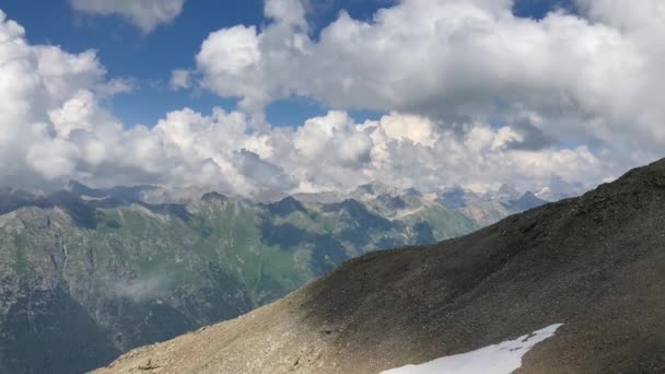 Удивительный Горный Пейзаж Летом Могучие Горы Облачную Погоду — стоковое видео