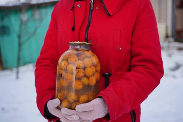 Primer Plano Las Manos Mujer Sosteniendo Jugo Enlatado Con Frutas —  Fotos de Stock