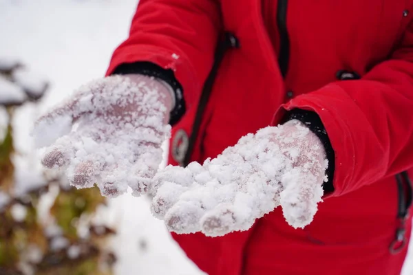 Nahaufnahme Von Frauenhänden Handschuhen Mit Schnee Unerkennbare Frau Spielt Winter — Stockfoto