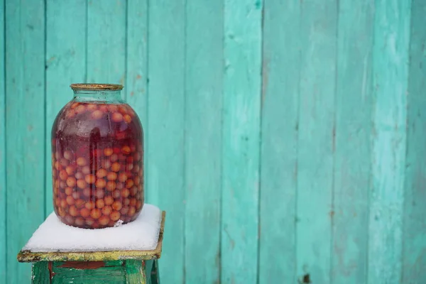 Gros Plan Jus Fruits Conserve Avec Des Baies Sur Chaise — Photo