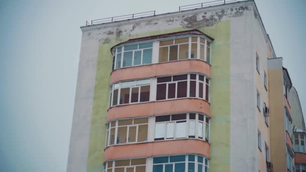 Zbliżenie Budynku Mieszkalnego Pochmurną Pogodę Shabby Kolorowy Dom Przed Niebem — Wideo stockowe