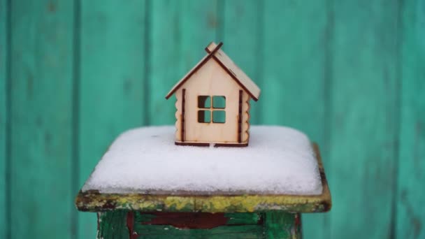 Закрытие Небольшого Деревянного Домика Стуле Снегом Фоне Старого Зеленого Деревянного — стоковое видео