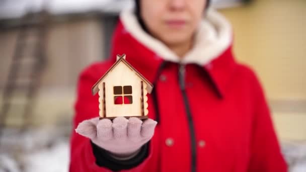 Närbild Kvinnas Hand Handske Håller Små Trähus Vintern Begreppet Att — Stockvideo