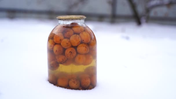 Dekat Dengan Jus Kalengan Dengan Buah Buahan Salju Jalan Guci — Stok Video